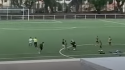 Under 11, arbitro aggredito dai calciatori (video)