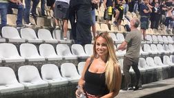 Il coraggio di Sabrina: la sua bellezza in prima fila in curva al derby