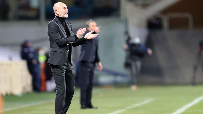 FLORENCE, ITALY - MARCH 21: Stefano Pioli manager of AC Milan shouts instructions to his players during the Serie A match between ACF Fiorentina and AC Milan at Stadio Artemio Franchi on March 21, 2021 in Florence, Italy.  (Photo by Gabriele Maltinti/Getty Images) 