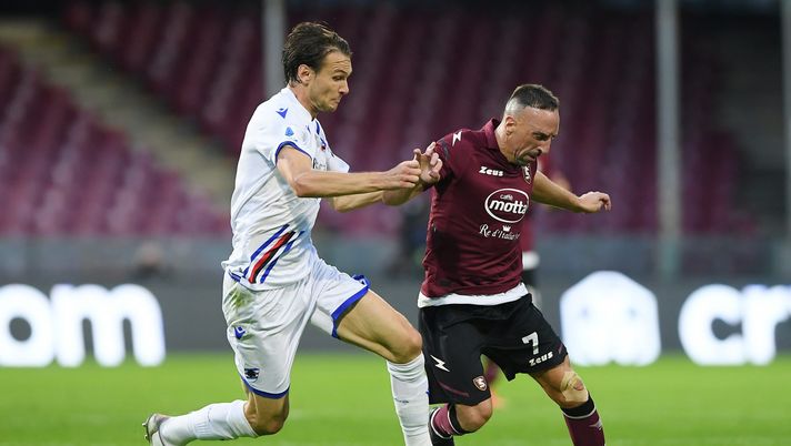 SALERNO, ITALY - NOVEMBER 21: Franck Ribery of US Salernitana vies with Albin Ekdal of UC Sampdoria during the Serie A match between US Salernitana and UC Sampdoria at Stadio Arechi on November 21, 2021 in Salerno, Italy. (Photo by Francesco Pecoraro/Getty Images) Qui Samp, un titolarissimo della mediana salta la Fiorentina per squalifica - immagine 1