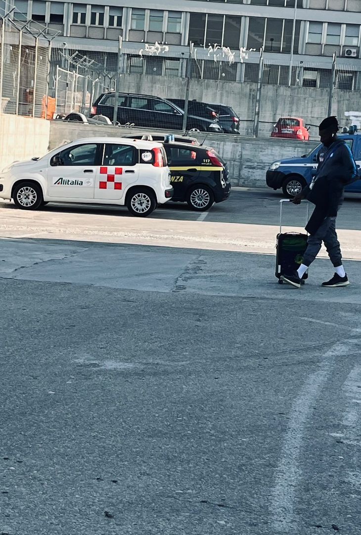 FOTO Il Napoli in partenza per Liverpool: l’arrivo degli azzurri all’aeroporto - immagine 2