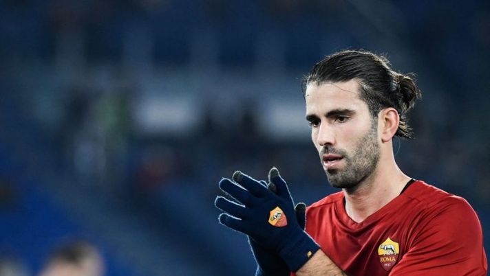 Roma's Portuguese midfielder Sergio Oliveira reacts at the end of the Italian Serie A football match between AS Roma and Cagliari on January 16, 2022 at the Olympic stadium in Rome. (Photo by Filippo MONTEFORTE / AFP) (Photo by FILIPPO MONTEFORTE/AFP via Getty Images) Gazzetta boccia Oliveira: “Ancora un flop, se vuole il riscatto e restare a Roma…” - immagine 1