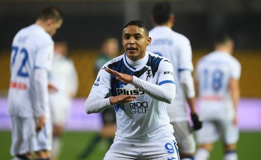 BENEVENTO, ITALY - JANUARY 09: Luis Muriel of Atalanta celebrates after scoring their sides fourth goal during the Serie A match between Benevento Calcio and Atalanta BC at Stadio Ciro Vigorito on January 09, 2021 in Benevento, Italy. Sporting stadiums around Italy remain under strict restrictions due to the Coronavirus Pandemic as Government social distancing laws prohibit fans inside venues resulting in games being played behind closed doors. (Photo by Francesco Pecoraro/Getty Images) Muriel: “Avevamo incanalato bene la partita, puniti da un episodio ma possiamo giocarcela”- immagine 2