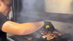 VIDEO / Come griglia, Lautaro Martinez! Il Toro al lavoro nel suo ristorante del cuore