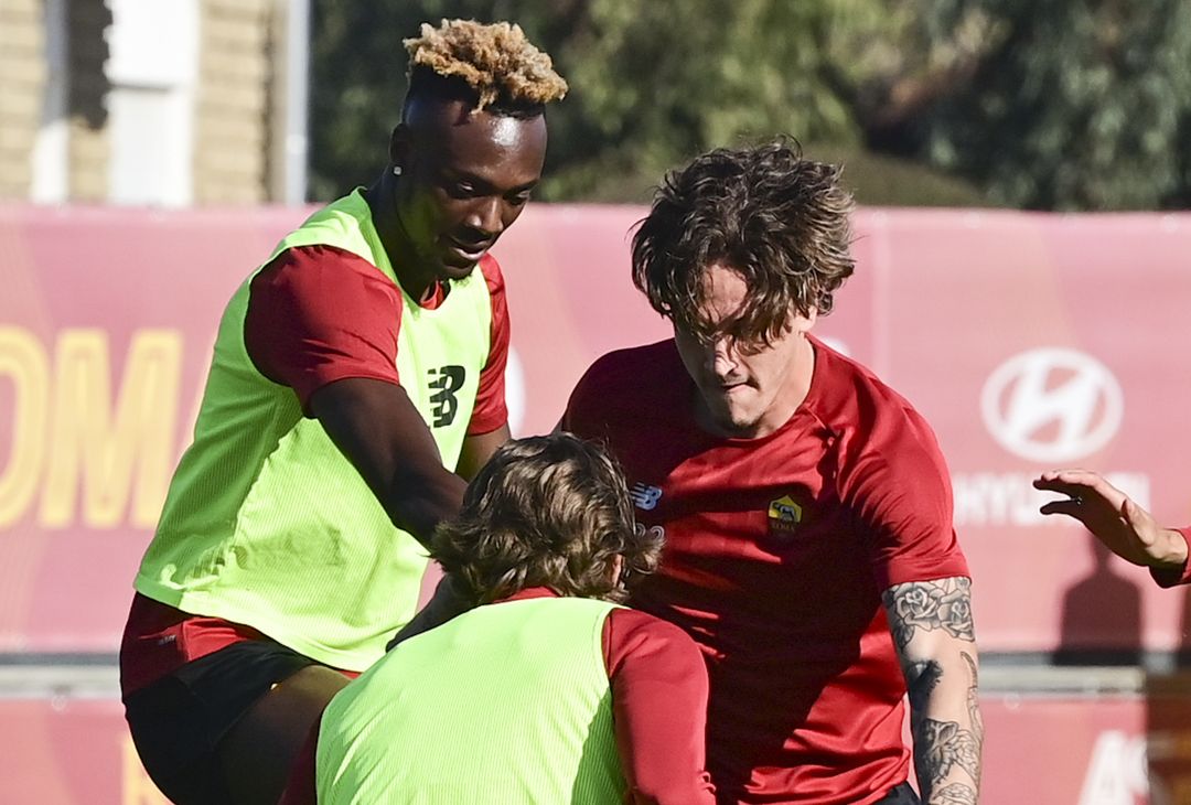 Genoa-Roma, la rifinitura: Smalling torna in gruppo – FOTO GALLERY - immagine 25