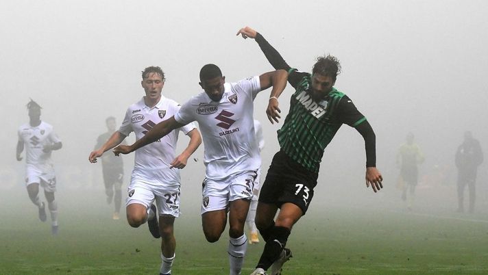 REGGIO NELL'EMILIA, ITALY - OCTOBER 23: Bremer of Torino FC competes for the ball with Manuel Locatelli of US Sassuolo during the Serie A match between US Sassuolo and Torino FC at Mapei Stadium - Città del Tricolore on October 23, 2020 in Reggio nell'Emilia, Italy. (Photo by Alessandro Sabattini/Getty Images) REGGIO NELL'EMILIA, ITALY - OCTOBER 23: Bremer of Torino FC competes for the ball with Manuel Locatelli of US Sassuolo during the Serie A match between US Sassuolo and Torino FC at Mapei Stadium - Città del Tricolore on October 23, 2020 in Reggio nell'Emilia, Italy. (Photo by Alessandro Sabattini/Getty Images)