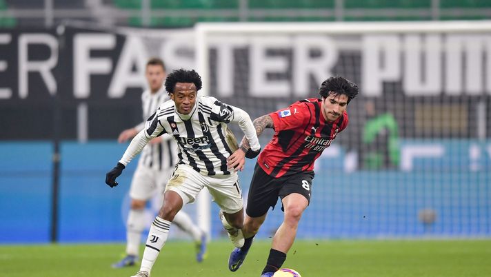 MILAN, ITALY - JANUARY 23: Juan Cuadrado of Juventus battles for the ball with Sandro Tonali of AC Milan during the Serie A match between AC Milan and Juventus at Stadio Giuseppe Meazza on January 23, 2022 in Milan, Italy. (Photo by Daniele Badolato - Juventus FC/Juventus FC via Getty Images)