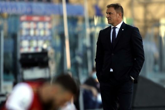 CAGLIARI, ITALY - MAY 12: Leonardo Semplici coach of Cagliari looks on during the Serie A match between Cagliari Calcio and ACF Fiorentina at Sardegna Arena on May 12, 2021 in Cagliari, Italy. (Photo by Enrico Locci/Getty Images) CAGLIARI, ITALY - MAY 12: Leonardo Semplici coach of Cagliari looks on during the Serie A match between Cagliari Calcio and ACF Fiorentina at Sardegna Arena on May 12, 2021 in Cagliari, Italy. (Photo by Enrico Locci/Getty Images)