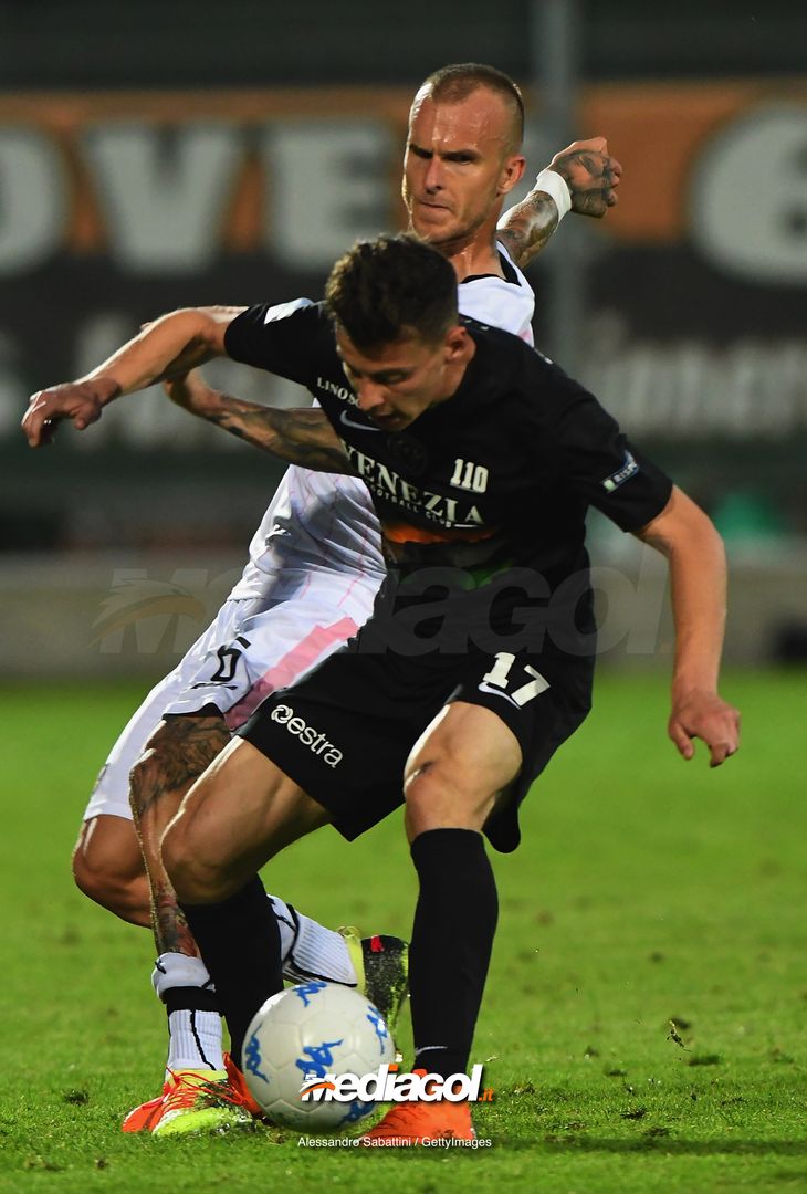  VENICE, ITALY - APRIL 27: Aljaz Struna of US Citta di Palermo competes for the ball whit Davide Marsura of Venezia FC during the serie B match between Venezia FC and US Citta di Palermo at Stadio Pier Luigi Penzo on April 27, 2018 in Venice, Italy.  (Photo by Alessandro Sabattini/Getty Images) 