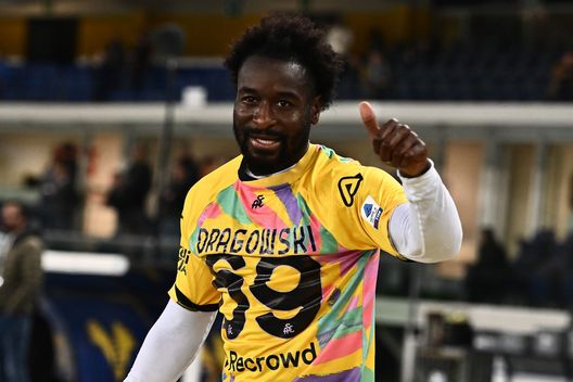 VERONA, ITALY - NOVEMBER 13: M'Bala Nzola of Spezia calcio celebrates with Bartlomiej Dragowski jersey during the Serie A match between Hellas Verona and Spezia Calcio at Stadio Marcantonio Bentegodi on November 13, 2022 in Verona, Italy. (Photo by Alessandro Sabattini/Getty Images) Buso: “Prenderei un attaccante che conosce il gioco di Italiano. Ecco chi”- immagine 2