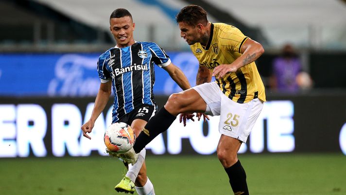 PORTO ALEGRE, BRAZIL - DECEMBER 03: Raúl Bobadilla of Guaraní competes for the ball with Darlan of Gremio during a round of sixteen second leg match of Copa CONMEBOL Libertadores between Gremio and Guarani at Arena do Gremio on December 03, 2020 in Porto Alegre, Brazil. (Photo by Diego Vara - Pool/Getty Images) PORTO ALEGRE, BRAZIL - DECEMBER 03: Raúl Bobadilla of Guaraní competes for the ball with Darlan of Gremio during a round of sixteen second leg match of Copa CONMEBOL Libertadores between Gremio and Guarani at Arena do Gremio on December 03, 2020 in Porto Alegre, Brazil. (Photo by Diego Vara - Pool/Getty Images)