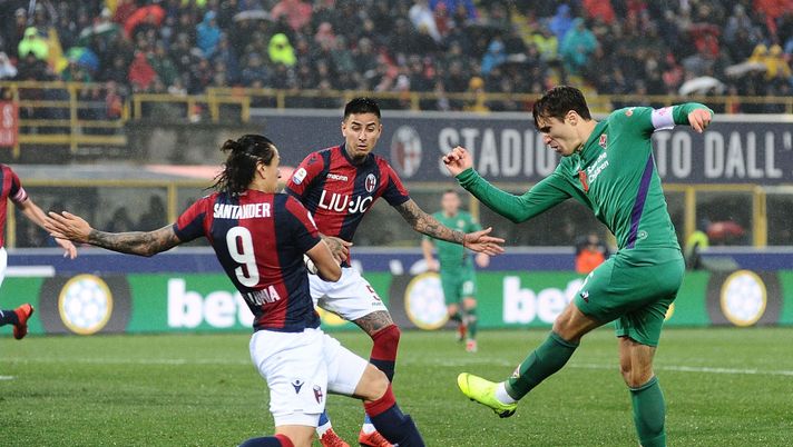 BOLOGNA, ITALY - NOVEMBER 25: Federico Chiesa of ACF Fiorentina kicks towards the goal during the Serie A match between Bologna FC and ACF Fiorentina at Stadio Renato Dall'Ara on November 25, 2018 in Bologna, Italy.  (Photo by Mario Carlini / Iguana Press/Getty Images) 