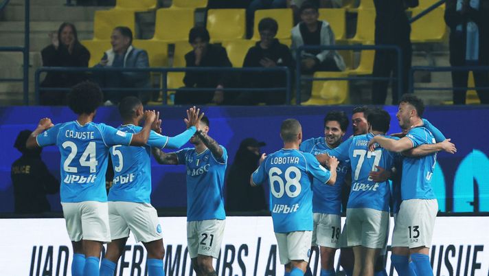RIYADH, SAUDI ARABIA - JANUARY 18: Giovanni Simeone of SSC Napoli celebrates scoring his team's first goal with teammates during the Italian EA Sports FC Supercup semifinal match between SSC Napoli and ACF Fiorentina at Al-Awwal Stadium on January 18, 2024 in Riyadh, Saudi Arabia. (Photo by Yasser Bakhsh/Getty Images) Supercoppa, Napoli-Fiorentina 3-0: gli azzurri volano in finale - immagine 1