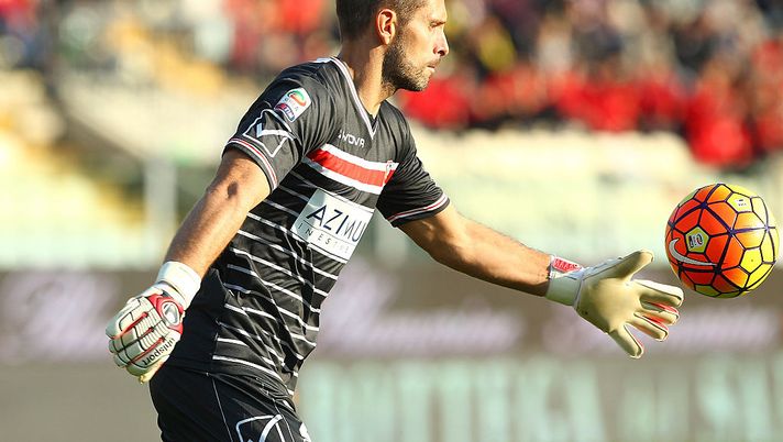 MODENA, ITALY - NOVEMBER 01:  Francesco Benussi of Carpi FC in action during the Serie A match between Carpi FC and Hellas Verona FC at Alberto Braglia Stadium on November 1, 2015 in Modena, Italy.  (Photo by Marco Luzzani/Getty Images) 