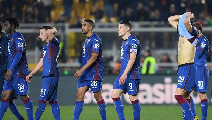 LECCE, ITALY - FEBRUARY 02: Torino FC players disappointment after the Serie A match between US Lecce and  Torino FC at Stadio Via del Mare on February 02, 2020 in Lecce, Italy. (Photo by Francesco Pecoraro/Getty Images) 