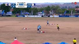 Sudafrica, pura cortesia: si sdraiano sul campo per far segnare i rivali!