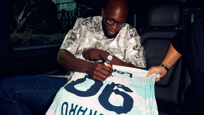 MILAN, ITALY - SEPTEMBER 23: Romelu Lukaku of FC Internazionale looks on prior to the Versace Fashion Show during the Milan Fashion Week Womenswear Spring/Summer 2023 on September 23, 2022 in Milan, Italy. (Photo by Mattia Ozbot - Inter/Inter via Getty Images) Inter, la data del rientro di Lukaku: “A meno di sorprese dell’ultimo minuto…” - immagine 1