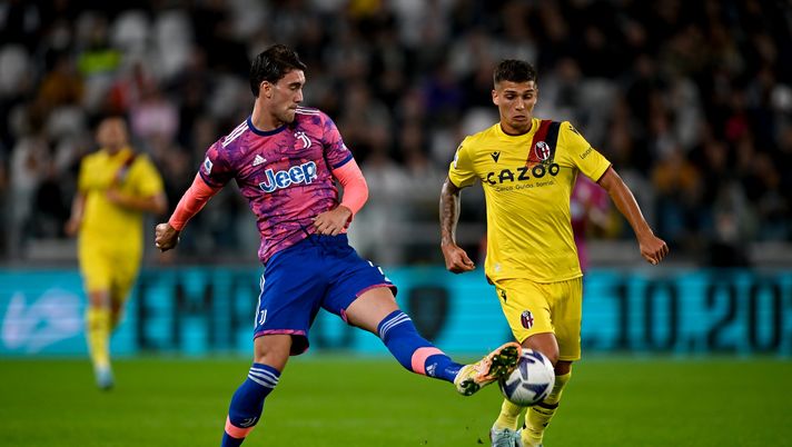 TURIN, ITALY - OCTOBER 02: Dusan Vlahovic of Juventus battles for the ball with Nicolas Martin Dominguez of Bologna FC during the Serie A match between Juventus and Bologna FC at Allianz Stadium on October 02, 2022 in Turin, Italy. (Photo by Daniele Badolato - Juventus FC/Juventus FC via Getty Images) Cor Sport – Il nuovo Bologna è Dominguez - immagine 1