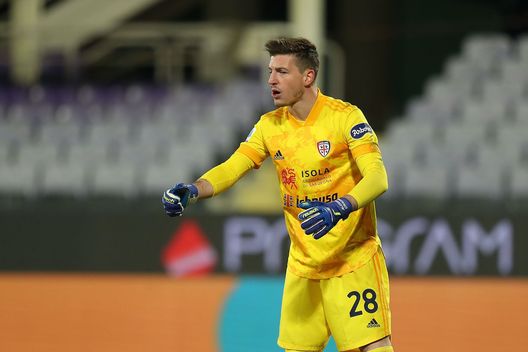FLORENCE, ITALY - JANUARY 10: Alessio Cragno of Cagliari Calcio gestures during the Serie A match between ACF Fiorentina and Cagliari Calcio at Stadio Artemio Franchi on January 10, 2021 in Florence, Italy. (Photo by Gabriele Maltinti/Getty Images) Vicario si complica, il Cagliari non fa sconti. Intanto Cragno osserva- immagine 2