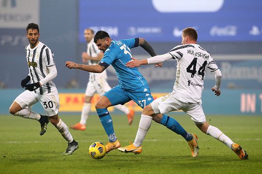 REGGIO NELL'EMILIA, ITALY - JANUARY 20: Andrea Petagna of Napoli breaks past Dejan Kulusevski of Juventus during the Italian PS5 Supercup match between Juventus and SSC Napoli at Mapei Stadium - Citta' del Tricolore on January 20, 2021 in Reggio nell'Emilia, Italy. Sporting stadiums around Italy remain under strict restrictions due to the Coronavirus Pandemic as Government social distancing laws prohibit fans inside venues resulting in games being played behind closed doors. (Photo by Marco Luzzani/Getty Images) 