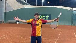 Villar, Natale in giallorosso: gioca a tennis con la maglia della stagione 01/02