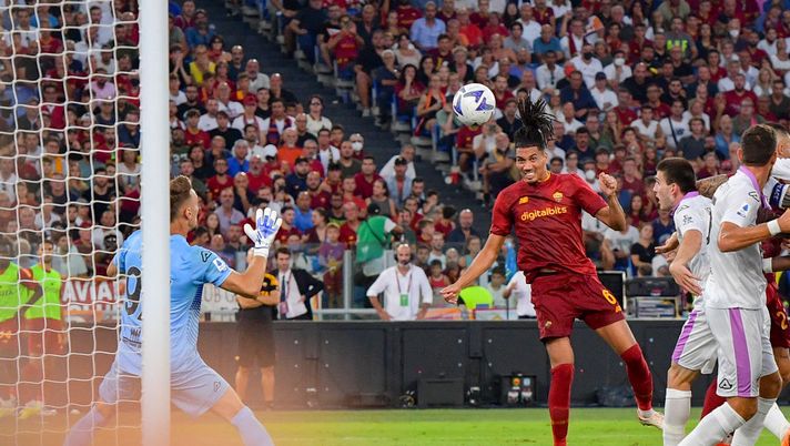 ROME, ITALY - AUGUST 22: Chris Smalling of AS Roma scores the first goal for his team during the Serie A match between AS Roma and US Cremonese at Stadio Olimpico on August 22, 2022 in Rome, Italy. (Photo by Fabio Rossi/AS Roma via Getty Images) Cremonese, Alvini: “Abbiamo raccolto meno di quanto prodotto” - immagine 1