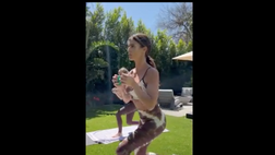 VIDEO / Elisabetta Canalis a lezione di pilates. E alla fine… si salta!