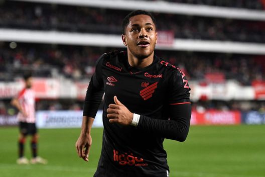(Photo by Marcelo Endelli/Getty Images) Palmeiras, per il giovane bomber Vitor Roque non solo il Barça: arriva l’assalto dell’Arsenal- immagine 2