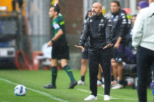 GENOA, ITALY - SEPTEMBER 18: Vincenzo Italiano head coach of Fiorentina in action during the Serie A match between Genoa CFC and AFC Fiorentina at Stadio Luigi Ferraris on September 18, 2021 in Genoa, Italy. (Photo by Getty Images) GENOA, ITALY - SEPTEMBER 18: Vincenzo Italiano head coach of Fiorentina in action during the Serie A match between Genoa CFC and AFC Fiorentina at Stadio Luigi Ferraris on September 18, 2021 in Genoa, Italy. (Photo by Getty Images)