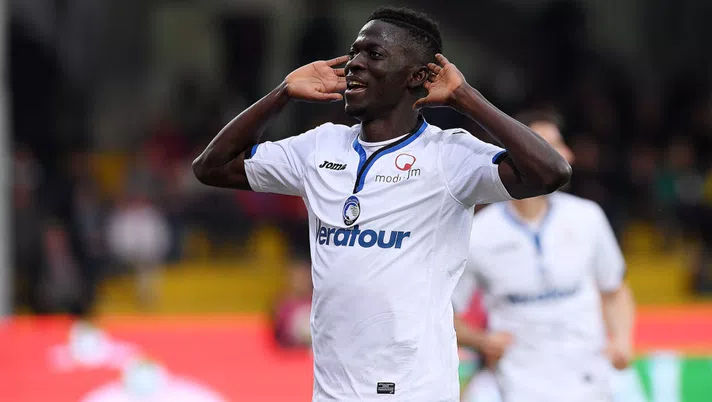 BENEVENTO, ITALY - APRIL 18:  Musa Barrow of Atalanta BC celebrates after scoring the 0-2 goal during the serie A match between Benevento Calcio and Atalanta BC at Stadio Ciro Vigorito on April 18, 2018 in Benevento, Italy.  (Photo by Francesco Pecoraro/Getty Images)