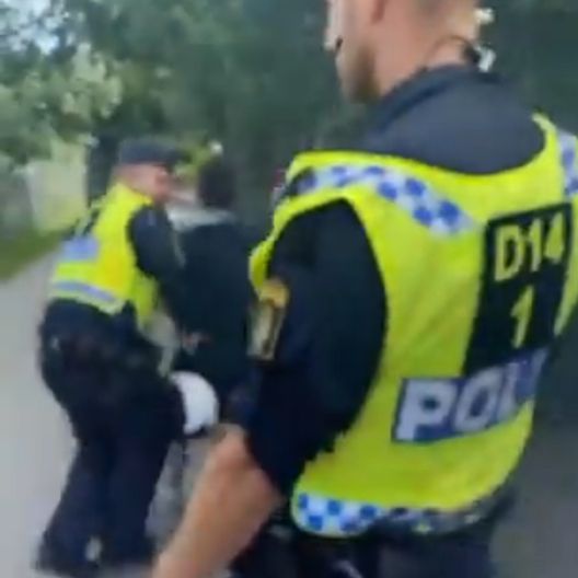 Pre-derby di Stoccolma, un tifoso accende un fumogeno vicino allo stadio: subito arrestato- immagine 2
