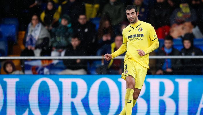 VILLAREAL, SPAIN - JANUARY 19: Albiol of Villareal FC passes the ball during the Liga match between Villarreal CF and RCD Espanyol at Estadio de la Ceramica on January 19, 2020 in Villareal, Spain. (Photo by Eric Alonso/Getty Images)  Champions League