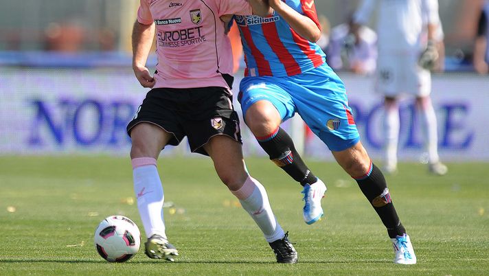 CATANIA, ITALY - APRIL 03: Giulio Migliaccio (L) of Palermo is challenged by Maxi Lopez of Catania during the Serie A match between Catania Calcio and US Citta di Palermo at Stadio Angelo Massimino on April 3, 2011 in Catania, Italy. (Photo by Tullio M. Puglia/Getty Images) CATANIA, ITALY - APRIL 03: Giulio Migliaccio (L) of Palermo is challenged by Maxi Lopez of Catania during the Serie A match between Catania Calcio and US Citta di Palermo at Stadio Angelo Massimino on April 3, 2011 in Catania, Italy. (Photo by Tullio M. Puglia/Getty Images)