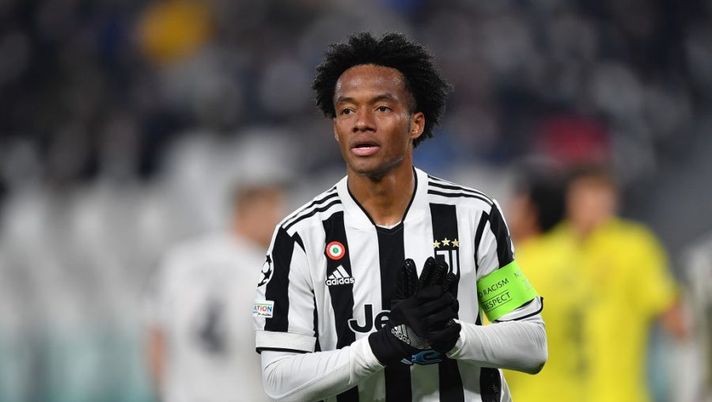 TURIN, ITALY - MARCH 16: Juan Cuadrado of Juventus looks on during the UEFA Champions League Round Of Sixteen Leg Two match between Juventus and Villarreal CF at Juventus Stadium on March 16, 2022 in Turin, Italy. (Photo by Valerio Pennicino/Getty Images) Gazzetta: “Cuadrado può essere ceduto dalla Juventus, parti distante sulle cifre del rinnovo” - immagine 1