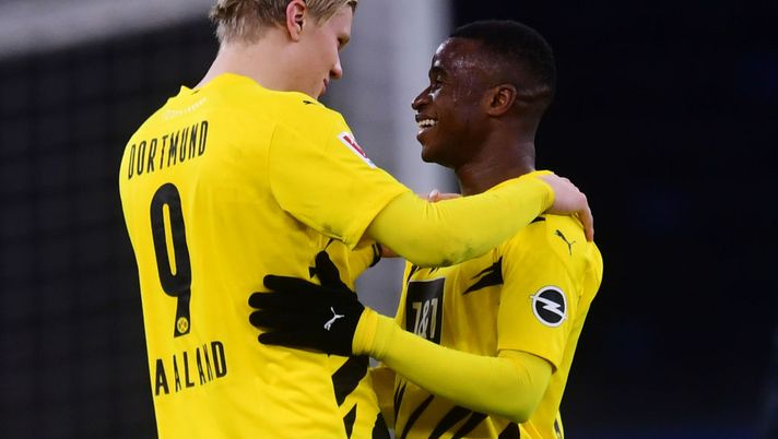 BERLIN, GERMANY - NOVEMBER 21: Erling Haaland (L) and Youssoufa Moukoko of Dortmund chat after the Bundesliga match between Hertha BSC and Borussia Dortmund at Olympiastadion on November 21, 2020 in Berlin, Germany. Football Stadiums around Europe remain empty due to the Coronavirus Pandemic as Government social distancing laws prohibit fans inside venues resulting in fixtures being played behind closed doors. (Photo by Clemens Bilan - Pool/Getty Images) BERLIN, GERMANY - NOVEMBER 21: Erling Haaland (L) and Youssoufa Moukoko of Dortmund chat after the Bundesliga match between Hertha BSC and Borussia Dortmund at Olympiastadion on November 21, 2020 in Berlin, Germany. Football Stadiums around Europe remain empty due to the Coronavirus Pandemic as Government social distancing laws prohibit fans inside venues resulting in fixtures being played behind closed doors. (Photo by Clemens Bilan - Pool/Getty Images)