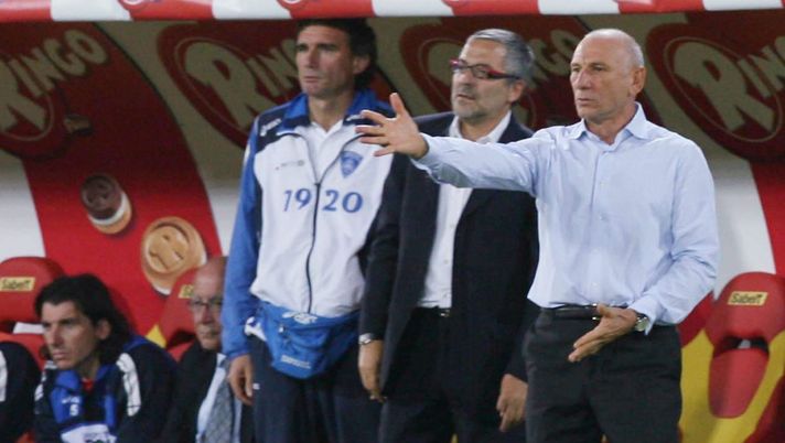 MESSINA, ITALY - OCTOBER 21:  Luigi Cagni (R) the Empoli coach gives instructions from the bench during the Serie A match between Messina and AC Milan at the Stadio Giovanni Celeste on October 21, 2006 in Messina, Italy. (Photo by New Press/Getty Images) 
