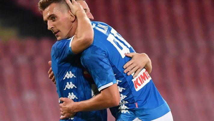 Napoli's forward Arkadiusz Milik from Poland (R) and Napoli's forward Dries Mertens from Belgium celebrate after scoring during the Italian Serie A football match Napoli vs Empoliat San Paolo stadium in Naples on November 2, 2018. (Photo by Alberto PIZZOLI / AFP) (Photo credit should read ALBERTO PIZZOLI/AFP/Getty Images) “Mi hanno offerto uno scambio clamoroso: non ci dormo la notte, vorrei accettarlo” - immagine 1