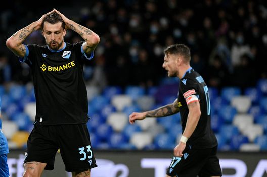 NAPLES, ITALY - NOVEMBER 28: Francesco Acerbi of SS Lazio reacts during the Serie A match between SSC Napoli and SS Lazio at Stadio Diego Armando Maradona on November 28, 2021 in Naples, Italy. (Photo by Marco Rosi - SS Lazio/Getty Images) Acerbi al capolinea: non parte in ritiro con la Lazio- immagine 2