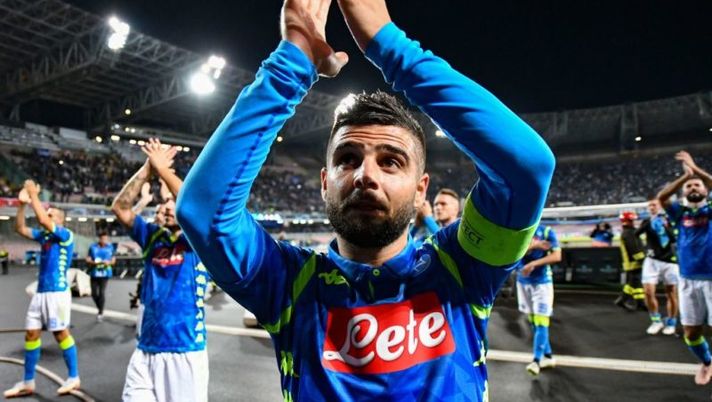 Napoli's Italian forward Lorenzo Insigne (C) and teammates acknowledge the public after the UEFA Champions League group C football match between Napoli and Liverpool on October 3, 2018 at the San Paolo stadium in Naples. (Photo by Alberto PIZZOLI / AFP) (Photo credit should read ALBERTO PIZZOLI/AFP/Getty Images) Capello: “Insigne rigorista mi ha stupito per un motivo”. E Ancelotti replica - immagine 1