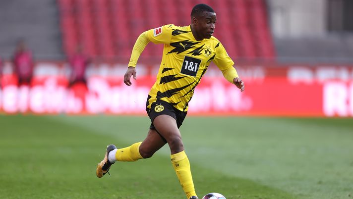 COLOGNE, GERMANY - MARCH 20: Youssoufa Moukoko of Dortmund runs with the ball during the Bundesliga match between 1. FC Koeln and Borussia Dortmund at RheinEnergieStadion on March 20, 2021 in Cologne, Germany. (Photo by Lars Baron/Getty Images) COLOGNE, GERMANY - MARCH 20: Youssoufa Moukoko of Dortmund runs with the ball during the Bundesliga match between 1. FC Koeln and Borussia Dortmund at RheinEnergieStadion on March 20, 2021 in Cologne, Germany. (Photo by Lars Baron/Getty Images)