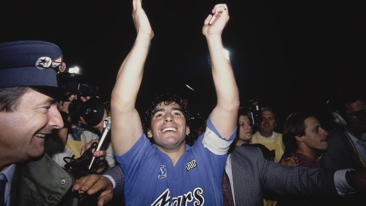 STUTTGART, GERMANY - MAY 17: Napoli captain Diego Maradona surrounded by media and police celebrates after the 1989 UEFA Cup Final second leg between VFB Stuttgart and S.S.C Napoli at Neckarstadion on May 17, 1989 in Stuttgart, West Germany. (Photo by Simon Bruty/Allsport/Hulton Archive/Getty Images) FOTO Nino D’Angelo nostalgico di Maradona: lo scatto d’epoca col Pibe de Oro - immagine 1