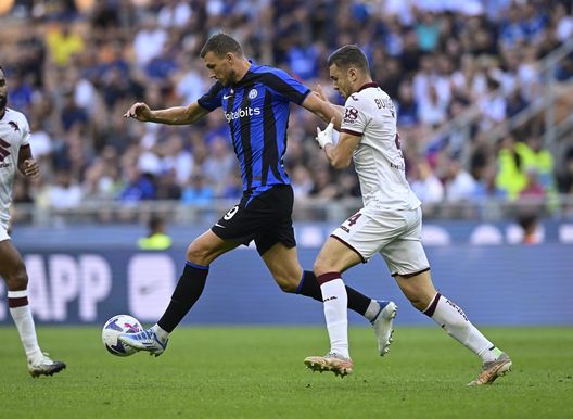 MILAN, ITALY - SEPTEMBER 10: Edin Dzeko of FC Internazionale competes for the ball with Alessandro Buongiorno of Torino FC during the Serie A match between FC Internazionale and Torino FC at Stadio Giuseppe Meazza on September 10, 2022 in Milan, Italy . (Photo by Mattia Ozbot - Inter/Inter via Getty Images) Juric designa Buongiorno come leader: “Top player dal punto di vista mentale”- immagine 3