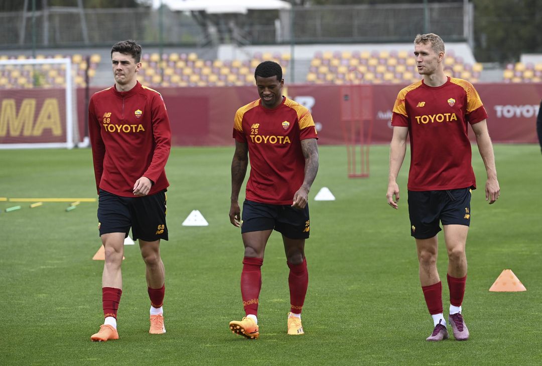Roma, allenamento in vista del Bayer: ci sono Dybala e Wijnaldum – FOTO GALLERY- immagine 1