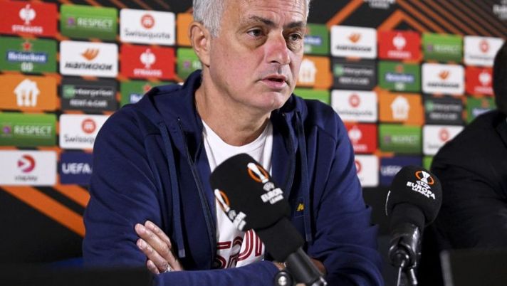 AS Roma's Portuguese coach Jose Mourinho addresses a press conference one day prior to the UEFA Europa League Group C football match between HJK Helsinki and AS Rome in Helsinki, on October 26, 2022. - - Finland OUT (Photo by Vesa Moilanen / LEHTIKUVA / AFP) / Finland OUT (Photo by VESA MOILANEN/LEHTIKUVA/AFP via Getty Images) Mourinho: “Farò giocare altri giovani. Ecco perché Ibanez è rimasto in albergo” - immagine 1