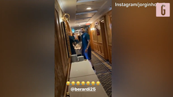 VIDEO Italia, Berardi e Donnarumma chiusi fuori dalla camera: Jorginho se la ride