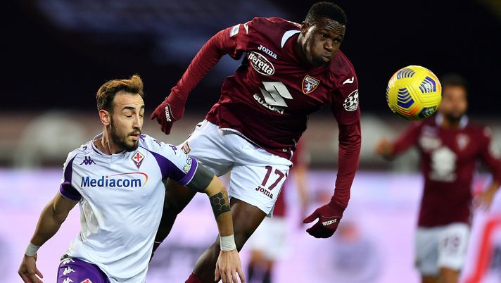 TURIN, ITALY - JANUARY 29: Wilfried Singo of Torino heads the ball past Gaetano Castrovilli of Fiorentina in action during the Serie A match between Torino FC and ACF Fiorentina at Stadio Olimpico di Torino on January 29, 2021 in Turin, Italy. (Photo by Valerio Pennicino/Getty Images) 