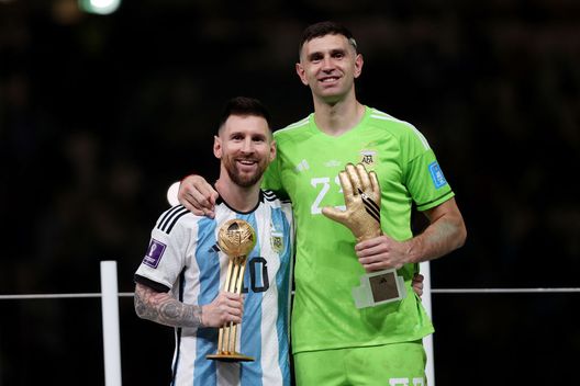 (Photo by Julian Finney/Getty Images) Il Dibu Martinez “chiama” Messi all’Aston Villa: “Per lui mi riduco lo stipendio”- immagine 3