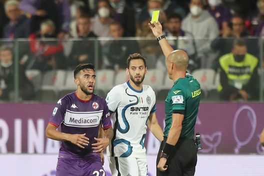  FLORENCE, ITALY - SEPTEMBER 21: Nicolas Gonzalez of ACF Fiorentina gesticulating in the direction of referee Michael Fabbri during the Serie A match between ACF Fiorentina v FC Internazionale on September 21 in Florence, Italy. (Photo by Gabriele Maltinti/Getty Images) 