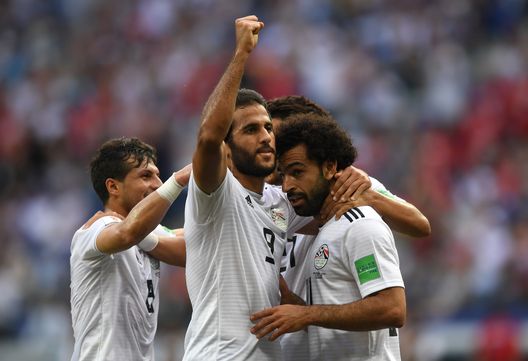 VOLGOGRAD, RUSSIA - JUNE 25: Mohamed Salah of Egypt celebrates with teammate Marwan Mohsen after scoring his team's first goal during the 2018 FIFA World Cup Russia group A match between Saudia Arabia and Egypt at Volgograd Arena on June 25, 2018 in Volgograd, Russia. (Photo by Shaun Botterill/Getty Images) Egitto, sfida a singhiozzo con l’Angola: tre invasioni di campo per una foto con Salah- immagine 2