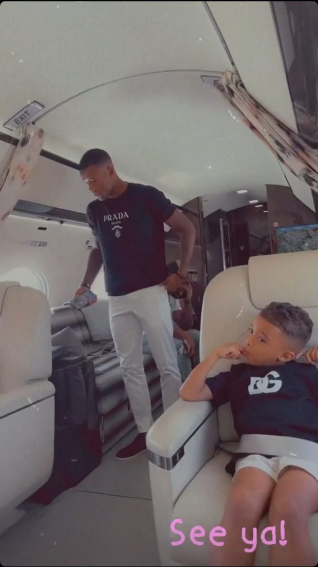 Wijnaldum è a Roma. Delirio a Ciampino, 500 tifosi in festa. Scalo bloccato- immagine 2